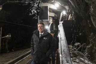 Le conseiller fédéral Albert Rösti a visité jeudi les entrailles du barrage de la Grande Dixence en Valais. KEYSTONE/ALESSANDRO DELLA VALLE
